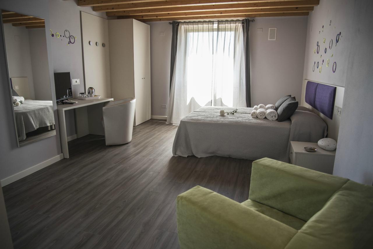 Michela Bb & Relais Bed & Breakfast Lonato Exterior foto